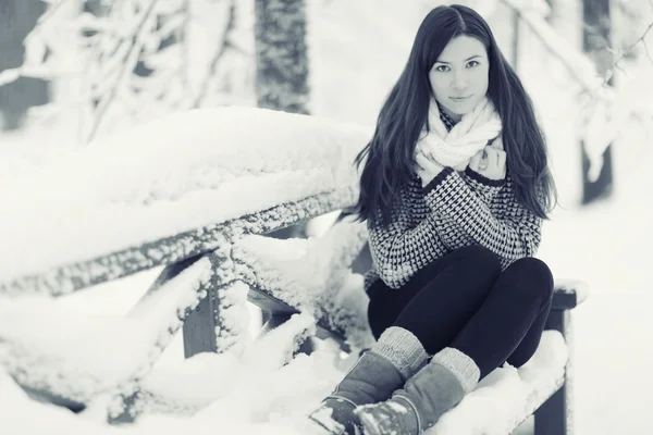 Menina atraente em Winter Park — Fotografia de Stock