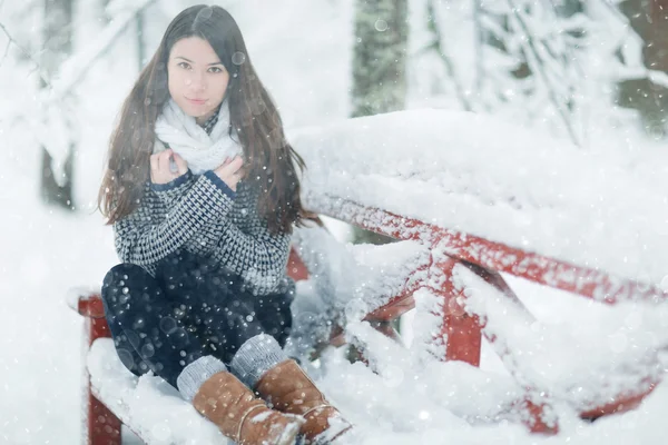 Hübsche erwachsene Mädchen in einem Pullover — Stockfoto