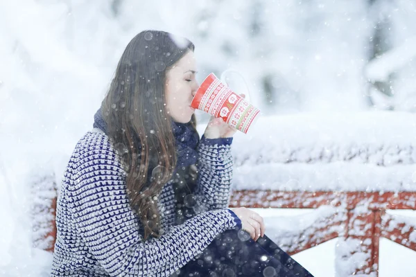 森のマグカップを持つ女性 — ストック写真