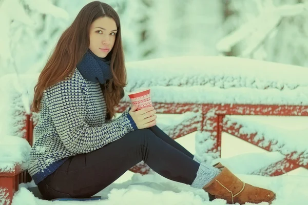 Donna con una tazza nella foresta — Foto Stock