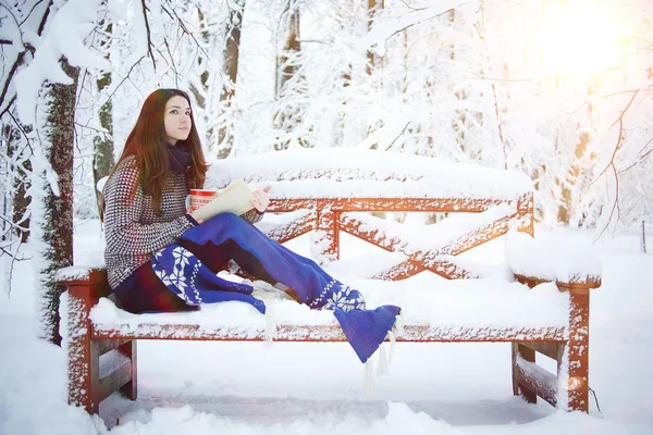 Jeune fille assise sur le banc — Photo