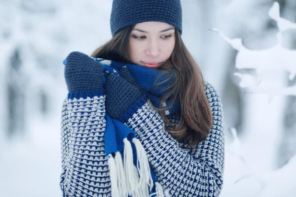 Ragazza nel parco indossando guanti di lana — Foto Stock