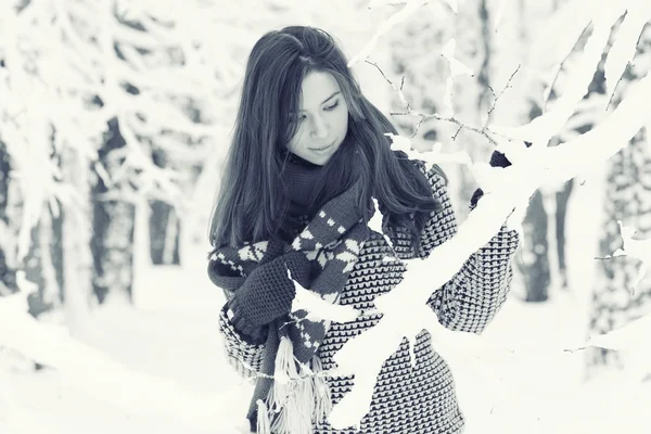 Attractive girl in Winter Park — Stock Photo, Image