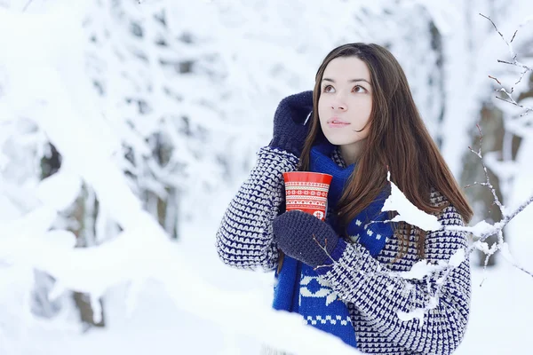 Giovane ragazza con tazza di bevanda calda — Foto Stock