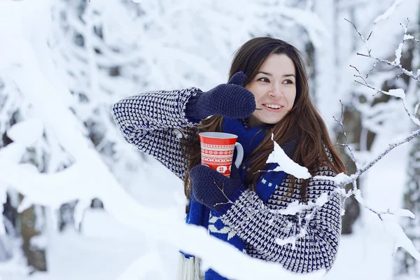 Sıcak bir içecek fincan ile genç kız — Stok fotoğraf