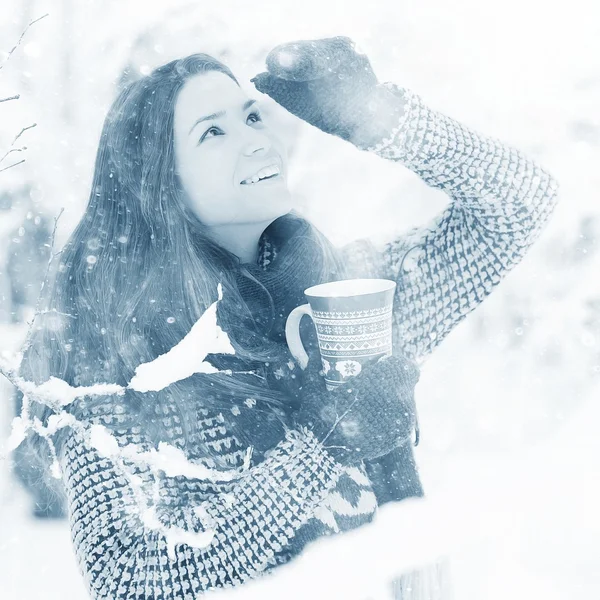 Chica joven con taza de bebida caliente — Foto de Stock