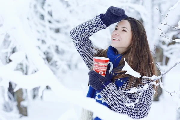 Junges Mädchen mit Tasse Heißgetränk — Stockfoto