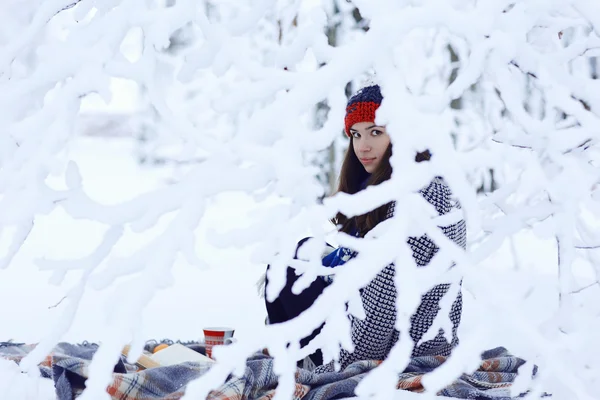 Hübsche erwachsene Mädchen in einem Pullover — Stockfoto