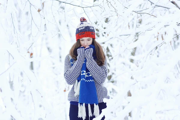 Bella ragazza adulta in un maglione — Foto Stock