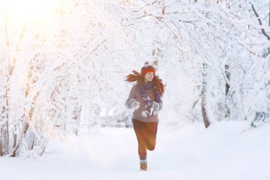 Karlı Park'ta koşan kız