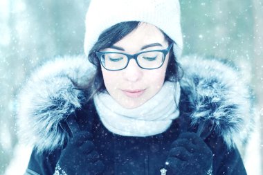 Gözlüklü şirin kız