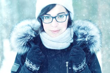 Gözlüklü şirin kız