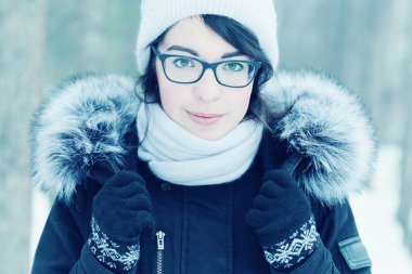 Gözlüklü şirin kız