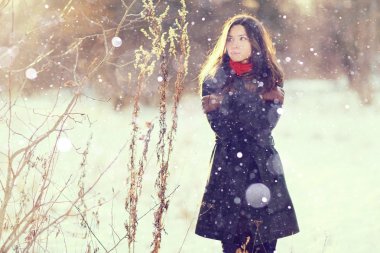 uzun siyah saçlı genç kız