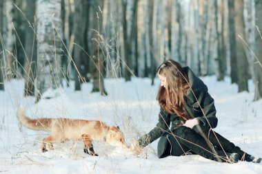 Güzel genç kız ve fox