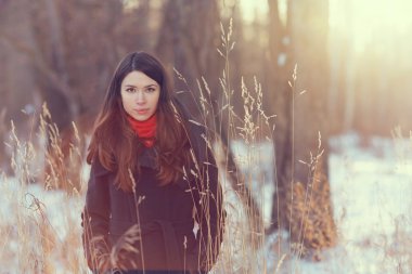 uzun siyah saçlı genç kız