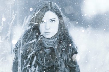 Karlı ormandaki esmer kız