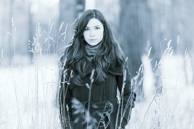 Karlı ormandaki esmer kız