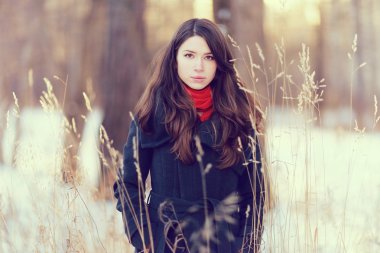 uzun siyah saçlı genç kız