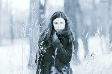 uzun siyah saçlı genç kız