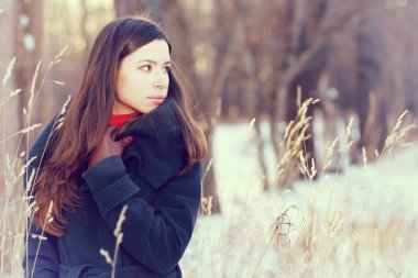 Karlı ormandaki esmer kız