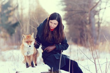 uzun siyah saçlı genç kız