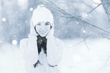 uzun siyah saçlı genç kız