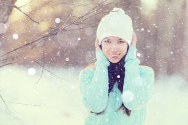 Kışın güzel genç kız