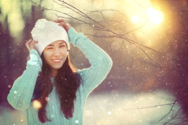 Karlı ormandaki esmer kız