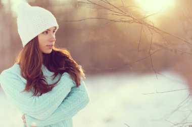 Karlı ormandaki esmer kız