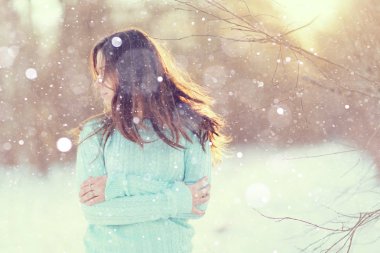 Karlı ormandaki esmer kız