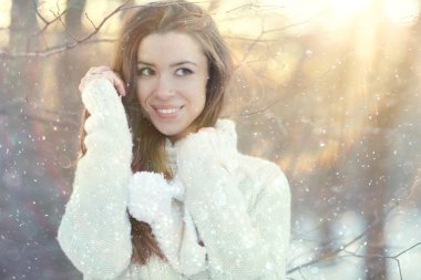 Kışın güzel genç kız