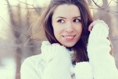 uzun siyah saçlı genç kız