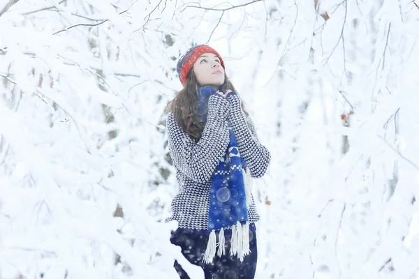 Bella ragazza che indossa sciarpa nel parco — Foto Stock