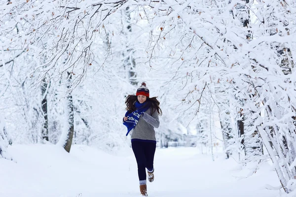 Mädchen läuft im verschneiten Park — Stockfoto