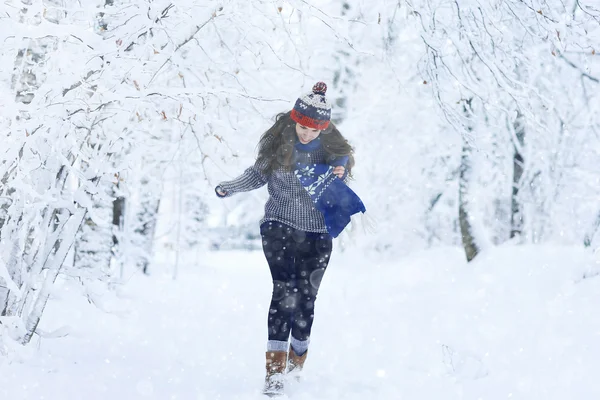 Belle fille portant une écharpe dans le parc — Photo