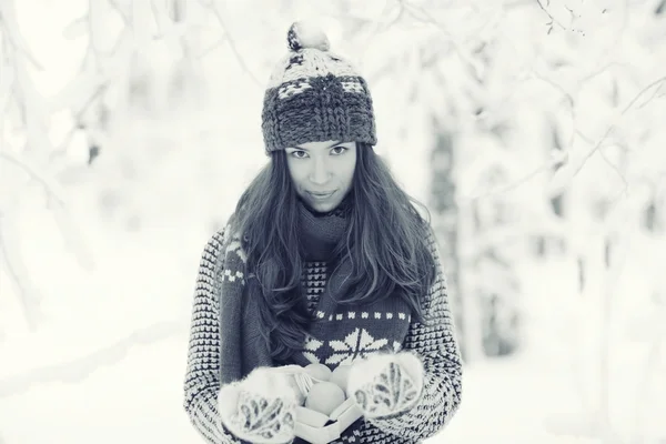 Attraente ragazza in Winter Park — Foto Stock