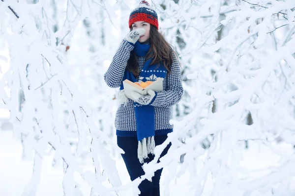 Κορίτσι με μανταρίνια το χειμώνα — Φωτογραφία Αρχείου