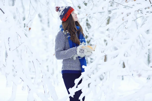 Hübsche erwachsene Mädchen in einem Pullover — Stockfoto