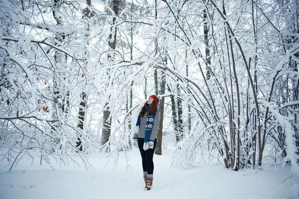 Bella ragazza adulta in un maglione — Foto Stock