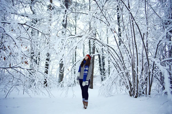 Bella ragazza adulta in un maglione — Foto Stock