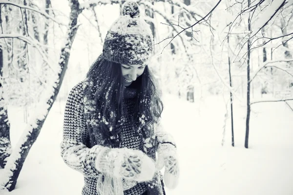 Ελκυστικό κορίτσι στο πάρκο χειμώνα — Φωτογραφία Αρχείου