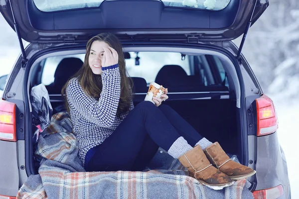 Mujer con una taza en el bosque — Foto de Stock