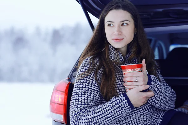 Chica joven con taza de bebida caliente — Foto de Stock