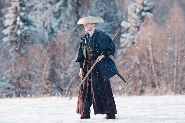 Samuraj v zimě oboru — Stock fotografie