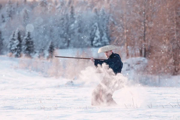 Samurai im Winterfeld — Stockfoto