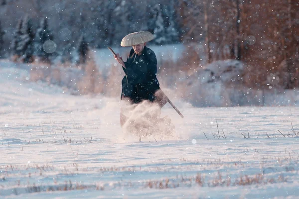 Samurai im Winterfeld — Stockfoto