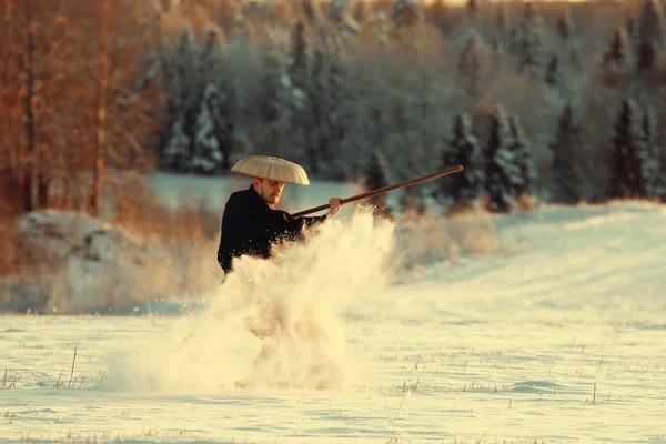 Samurai im Winterfeld — Stockfoto