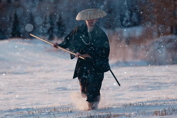 Samuraj w zimie pole — Zdjęcie stockowe