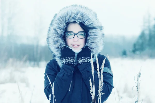 Ragazza carina con gli occhiali — Foto Stock